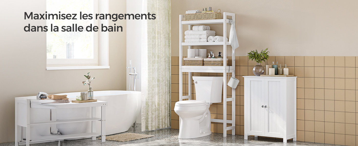 comprenant une armoire blanche, une étagère au-dessus des toilettes et un meuble-lavabo. Les murs carrelés beiges et le parquet créent un aspect cohérent