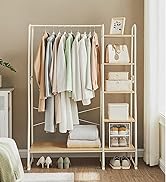 Étagère à vêtements minimaliste avec étagère. Cadre blanc, multiples espaces de suspension et étagères de rangement. Vêtements et accessoires bien rangés