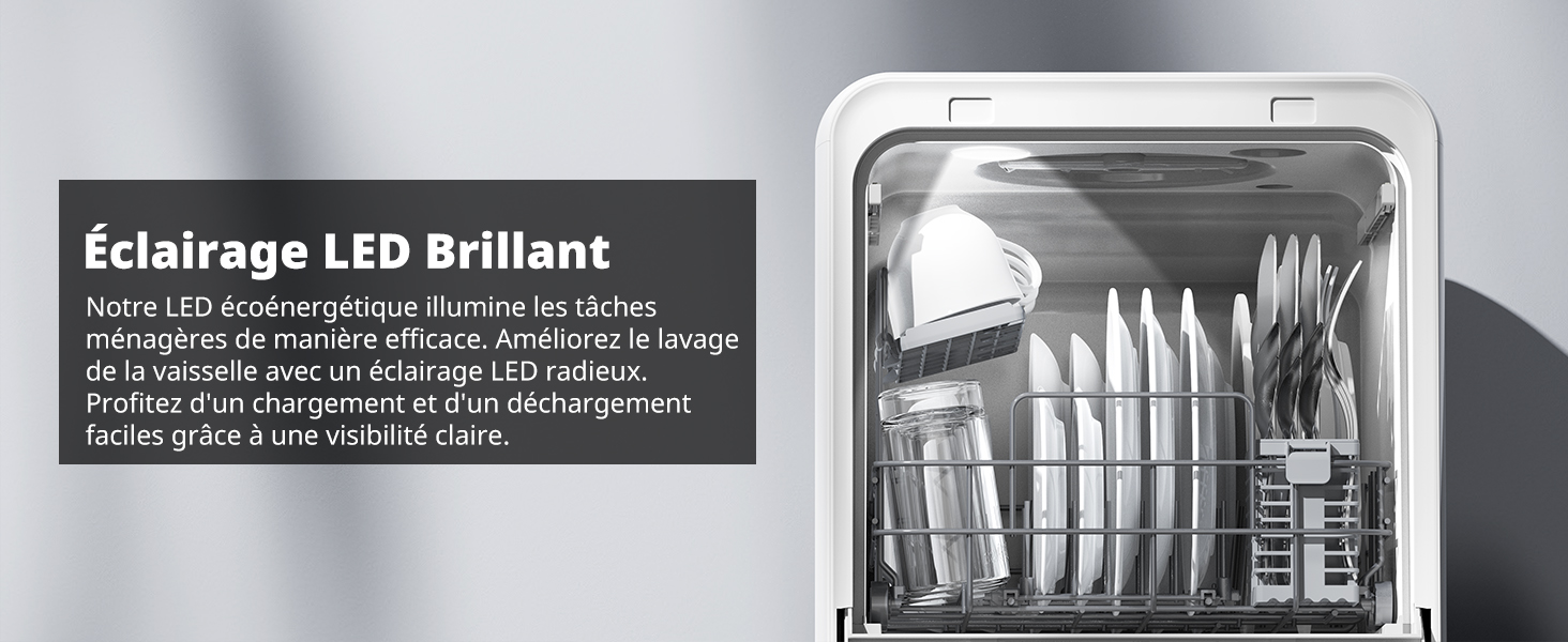 avec éclairage LED lumineux éclairant la vaisselle et les ustensiles propres. Le texte français décrivant la fonction d'éclairage est visible ci-dessus.