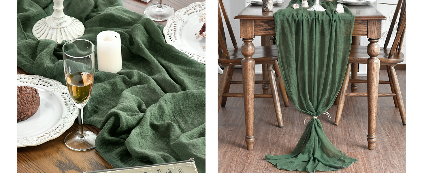 Tissu vert drapé sur une table et une chaise en bois. Service de table avec assiette blanche et coupe à champagne. Ambiance culinaire douce et élégante.