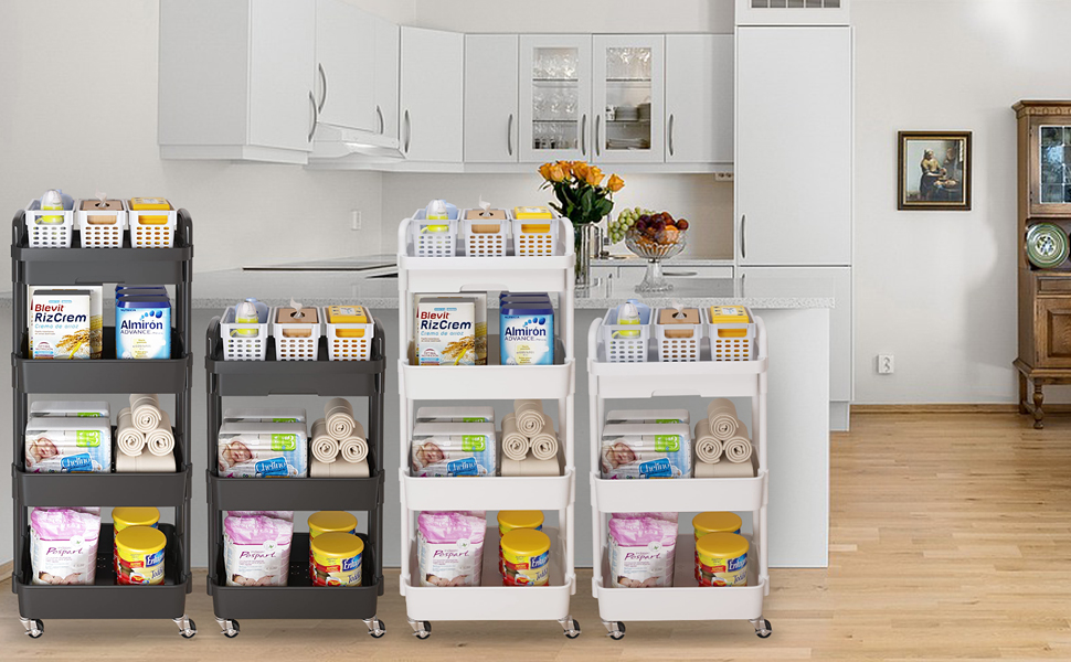 Quatre chariots de rangement roulants identiques à plusieurs niveaux, chacun contenant des articles ménagers et des articles de toilette bien rangés dans une cuisine lumineuse.