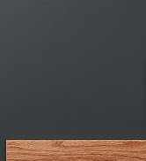 une planche de bois sur un mur avec un mur vert foncé