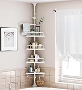 avec plusieurs étagères contenant divers articles de toilette et articles de décoration. L'étagère blanche s'étend du sol au plafond, maximisant ainsi l'espace de rangement vertical