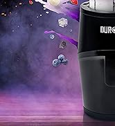 un mug de voyage noir avec un fond violet et des myrtilles flottant dans l'air.