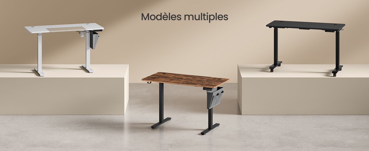 Trois bureaux réglables en hauteur avec différents plateaux (finitions blanche, bois et noire) présentant plusieurs modèles avec des cadres métalliques