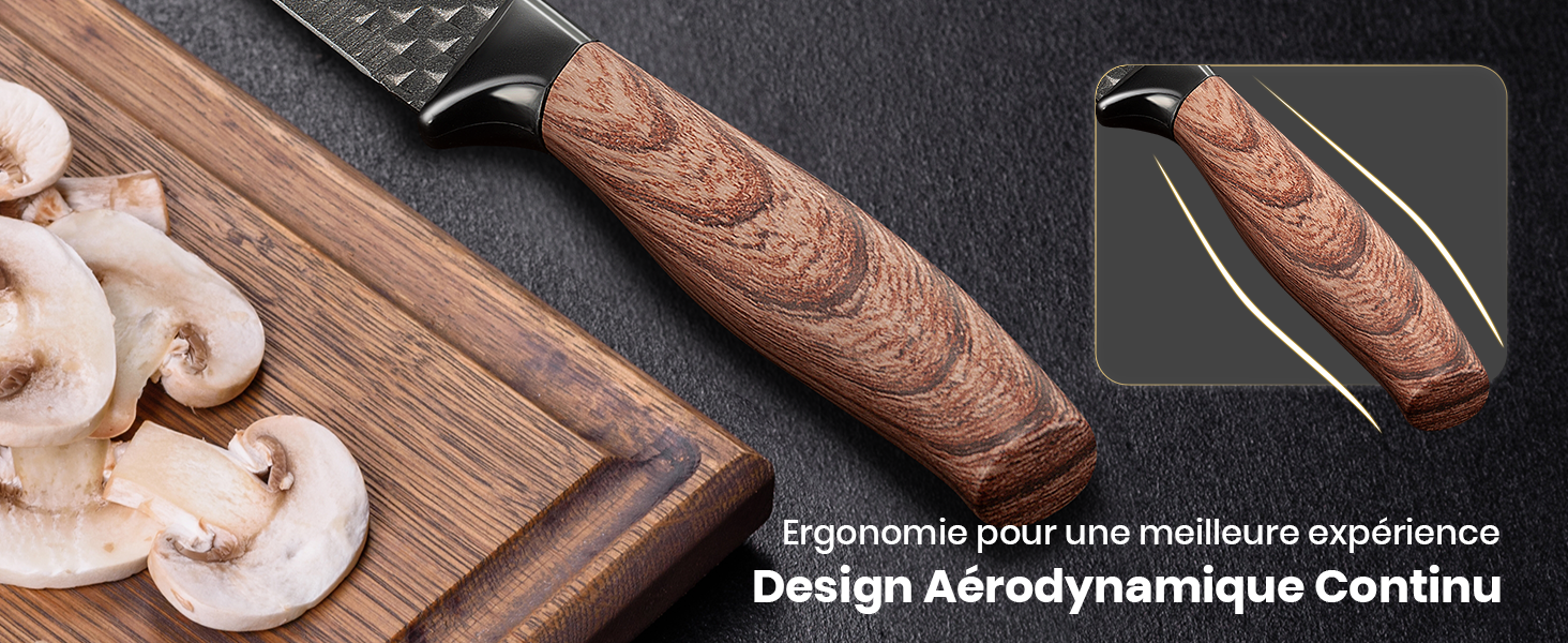 Éplucheur à manche en bois à lame tranchante, illustré en train de peler un légume-racine. Design ergonomique pour une prise en main confortable et une action exfoliante efficace.