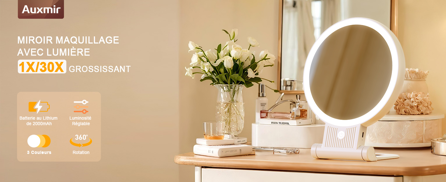 Miroir de courtoisie illuminé avec éclairage LED sur une surface en bois, à côté de produits cosmétiques et de fleurs blanches dans un vase. Le miroir est doté de commandes tactiles et d'un éclairage chaleureux.