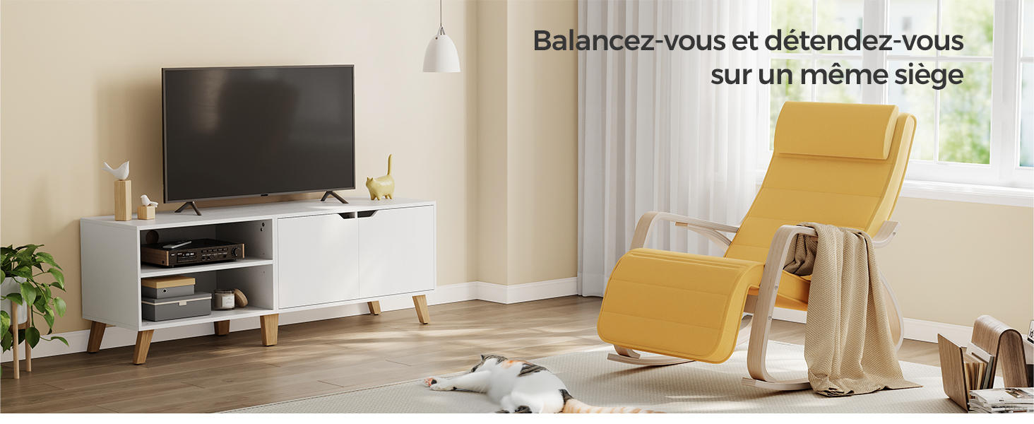 Salon moderne avec meuble TV en bois, fauteuil à bascule jaune et murs blancs. Texte en français visible sur le mur.