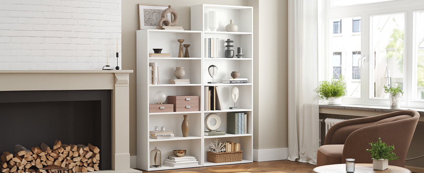 Étagère blanche avec plusieurs étagères présentant des objets décoratifs, positionnée à côté d'une cheminée avec du bois empilé dans un salon moderne