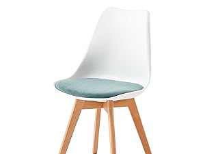 avec coque en plastique blanc, assise rembourrée bleu clair et quatre pieds en bois. Design épuré et minimaliste adapté aux intérieurs contemporains.