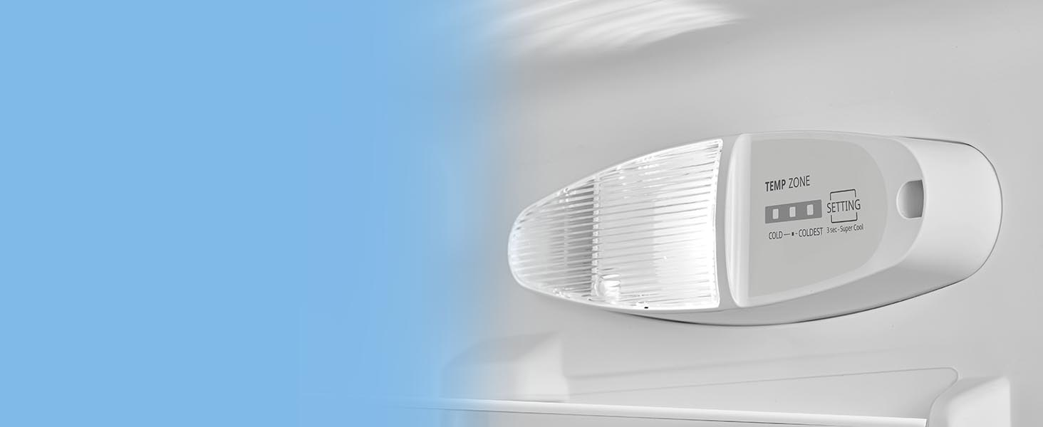 Appareil électronique blanc de forme ovale avec un couvercle en plastique transparent à une extrémité. Dispose d'un affichage numérique et de boutons de commande. Monté sur une surface de couleur claire