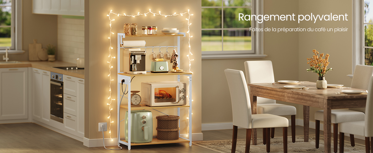 Scène de design d'intérieur moderne montrant une salle à manger avec éclairage suspendu et tons neutres. Espace épuré et minimaliste avec des meubles en bois et un éclairage d'ambiance chaleureux.