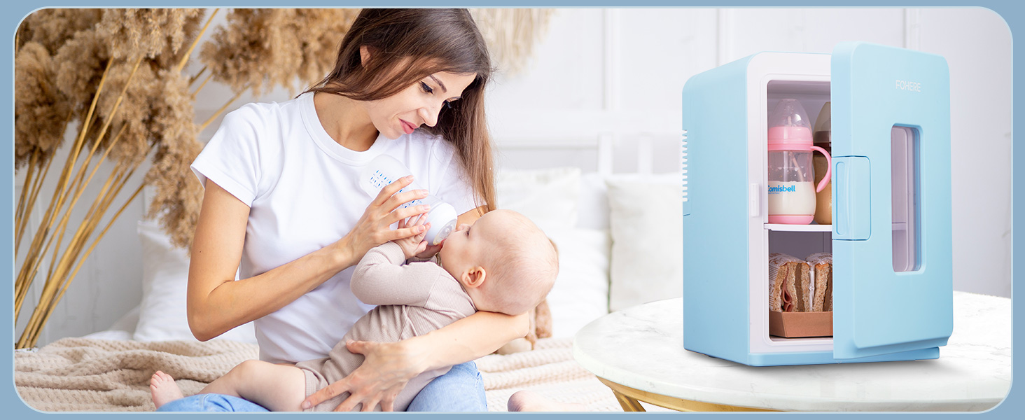 Femme qui allaite son bébé dans une chambre blanche. Un mini-réfrigérateur ou une glacière bleu visible à l'arrière-plan, probablement pour conserver le lait maternel