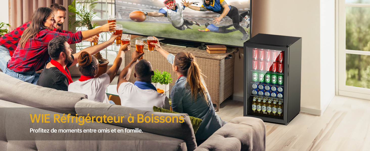 Aire de jeux pour enfants avec des jouets colorés éparpillés sur le sol, démontrant un environnement de jeu actif avec divers supports pédagogiques.