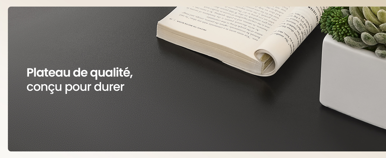 Le texte se lit comme suit : « Plateau de qualité, conçu pour durer ». Plate-forme ou plateau à surface foncée représentant un livre ouvert et des plantes décoratives.
