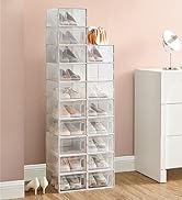 Boîtes de rangement pour chaussures empilables en plastique transparent, disposées en colonne haute. Contient diverses chaussures et bottes, avec une lampe décorative sur le dessus.