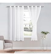 Panneau de rideau blanc à œillets transparents exposé sur la fenêtre, avec un tissu semi-transparent fluide, des œillets métalliques sur le dessus et une longueur courte adaptée à