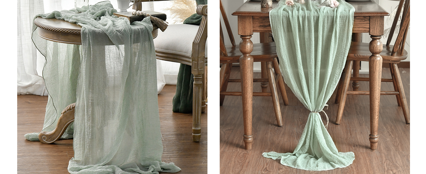 drapé sur des chaises de salle à manger en bois, mettant en valeur sa texture et sa nature fluide dans un cadre domestique