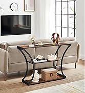 avec structure incurvée en métal noir et trois étagères en bois. Placé derrière un canapé beige dans un décor de salon.