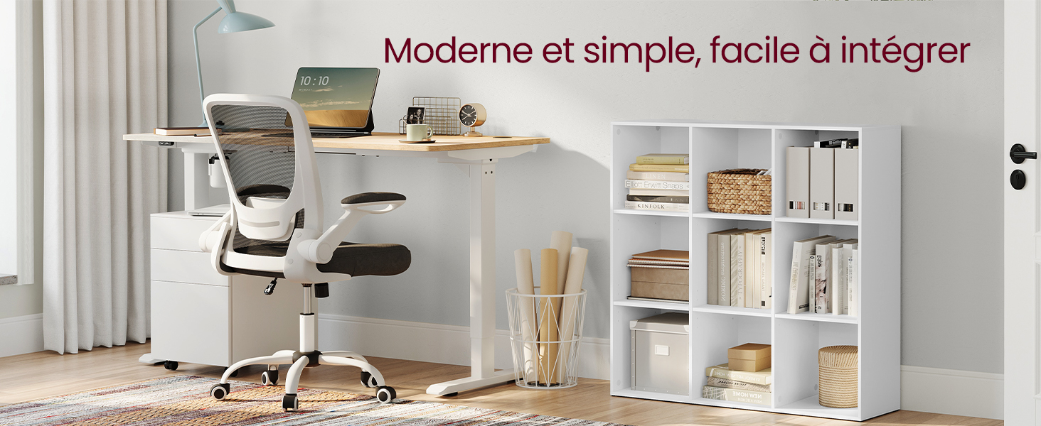 Configuration de bureau à domicile moderne avec bureau blanc, chaise ergonomique et étagère blanche assortie contenant des livres et des boîtes de rangement