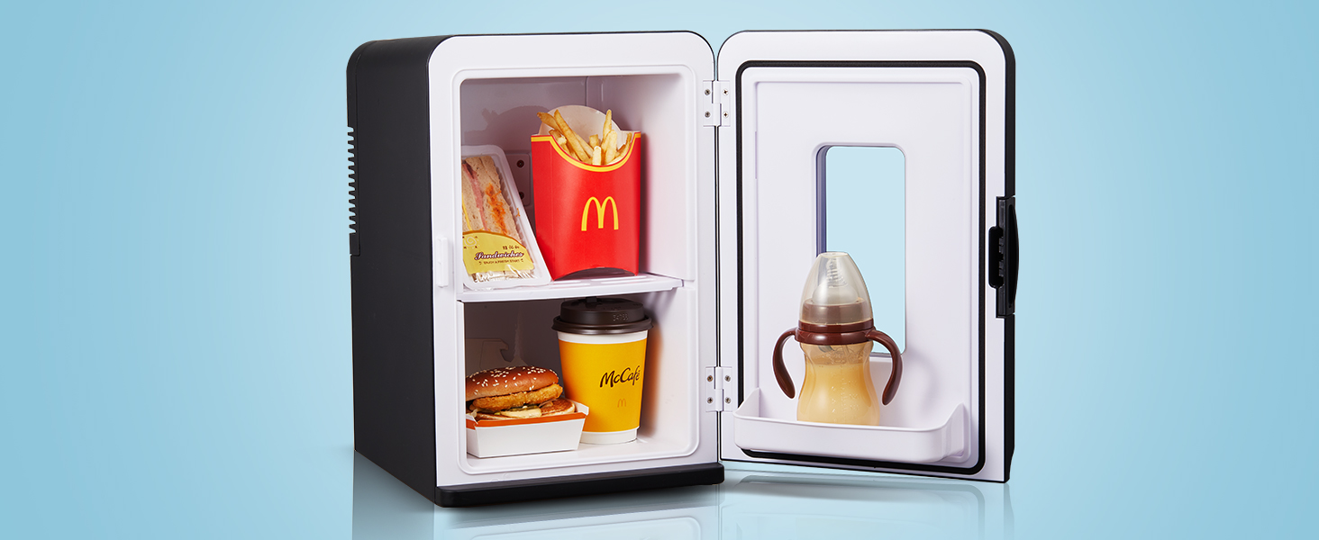 Petit mini-réfrigérateur noir à porte ouverte, contenant des produits alimentaires McDonald's, notamment des frites, des hamburgers, des boissons et un biberon