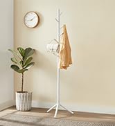 un porte-manteau blanc avec un mur blanc et une plante en pot.