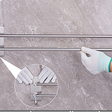 Démonstration rapprochée des étapes d'assemblage ou d'installation du produit sur une surface grise avec des composants blancs