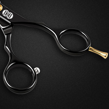 Images rapprochées de porte-clés ou de porte-clés noirs sur fond sombre, montrant différents angles et mécanismes de fixation.