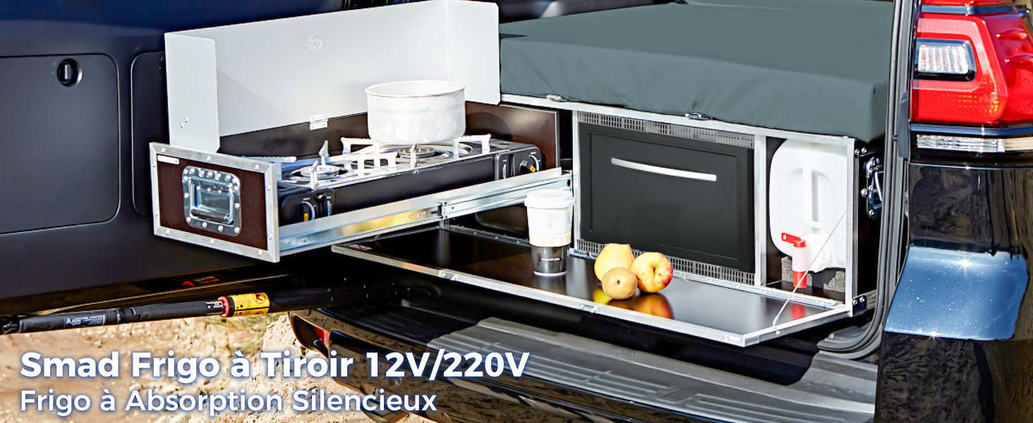 Le texte indique « Réfrigérateur-congélateur fou 12 V/220 V ». Plusieurs vues d'un réfrigérateur compact montrant les étagères intérieures et le design extérieur.