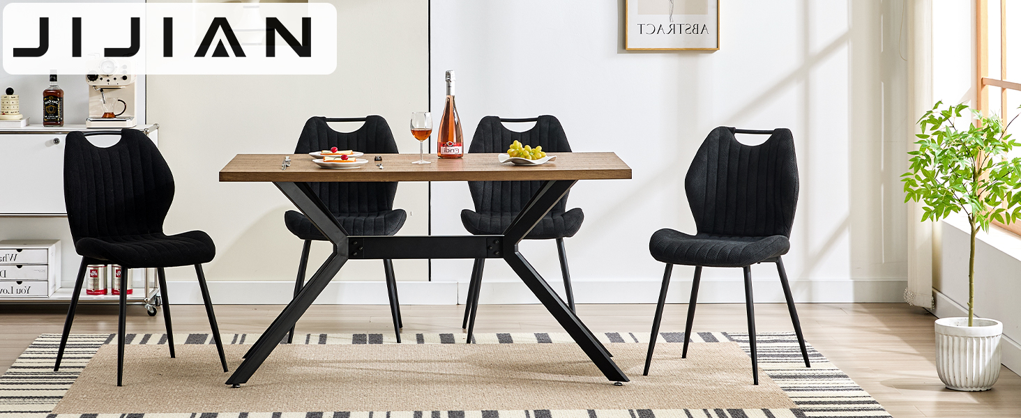 comprenant une table en bois avec pieds en métal et quatre chaises rembourrées noires dans un décor intérieur lumineux et minimaliste