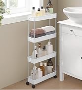 Chariot roulant à quatre niveaux avec étagères blanches et cadre en métal, contenant des fournitures de salle de bain et des serviettes. Le design fin s'adapte à côté du meuble de lavabo.