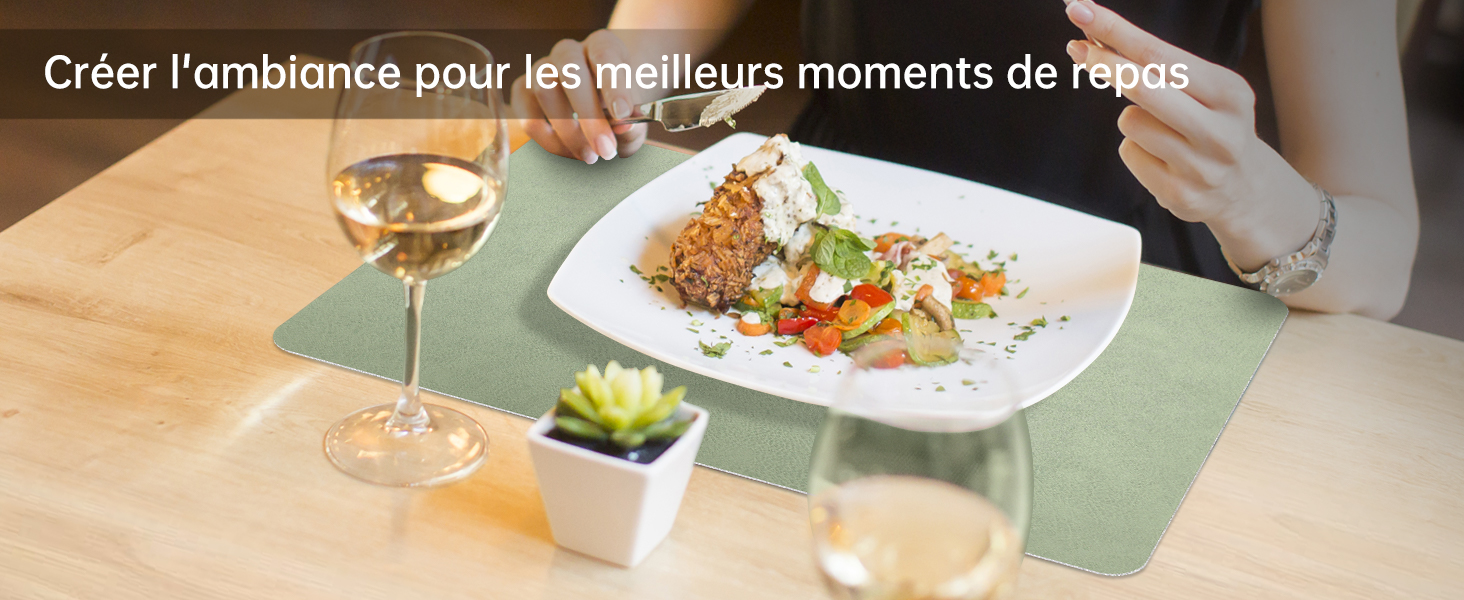 Le texte se lit comme suit : « Créer l'ambiance pour les meilleurs moments de l'année ». Set de table avec assiettes de nourriture et accessoires de salle à manger.