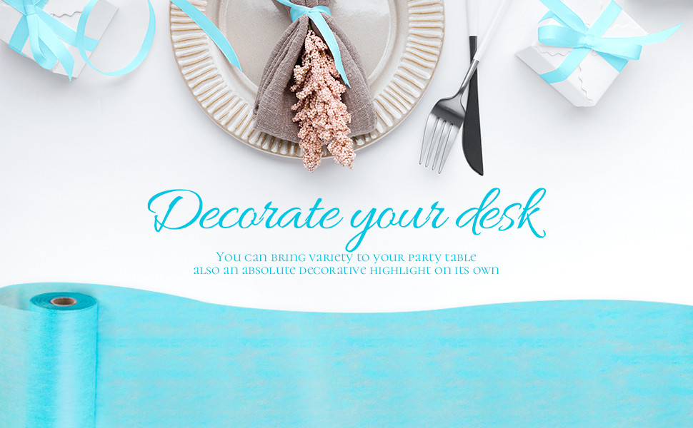 un décor de table avec une serviette et une assiette