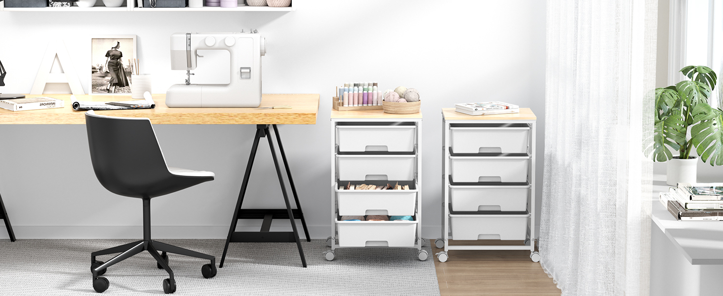 Configuration de bureau à domicile minimaliste moderne avec bureau en bois, chaise roulante noire et chariot de rangement blanc avec plusieurs tiroirs sur un mur blanc.