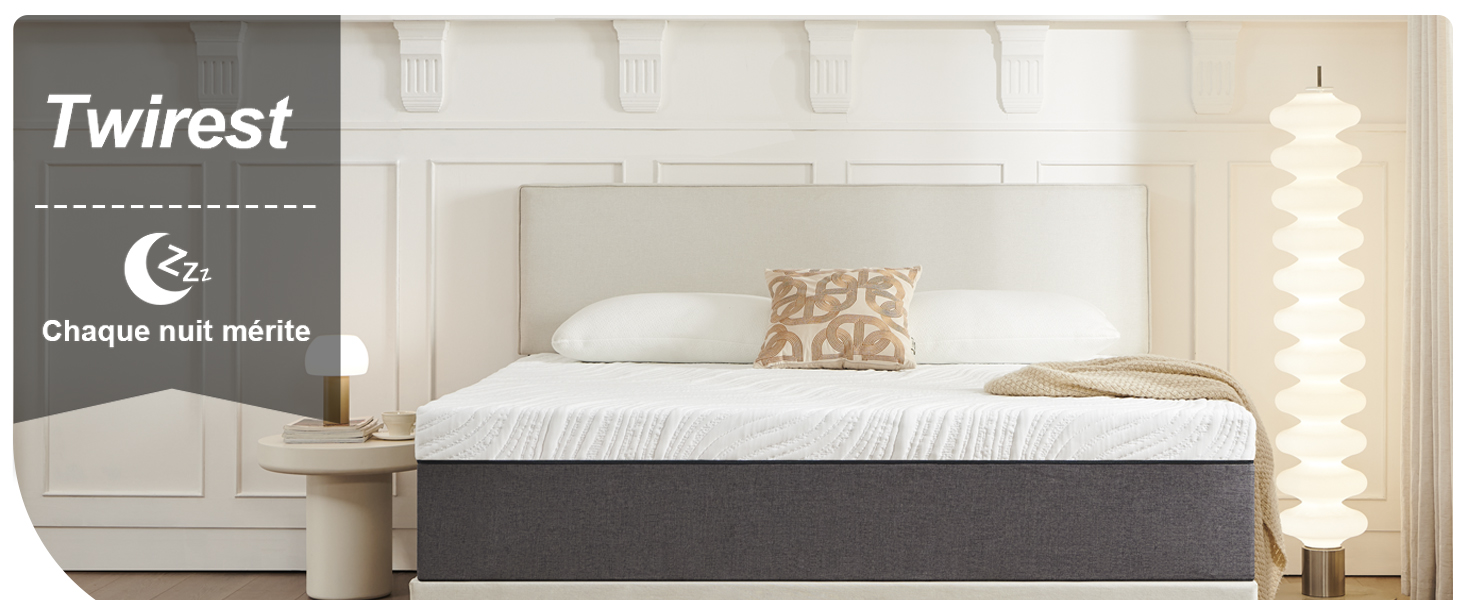 un lit blanc avec une tête de lit blanche et un oreiller beige