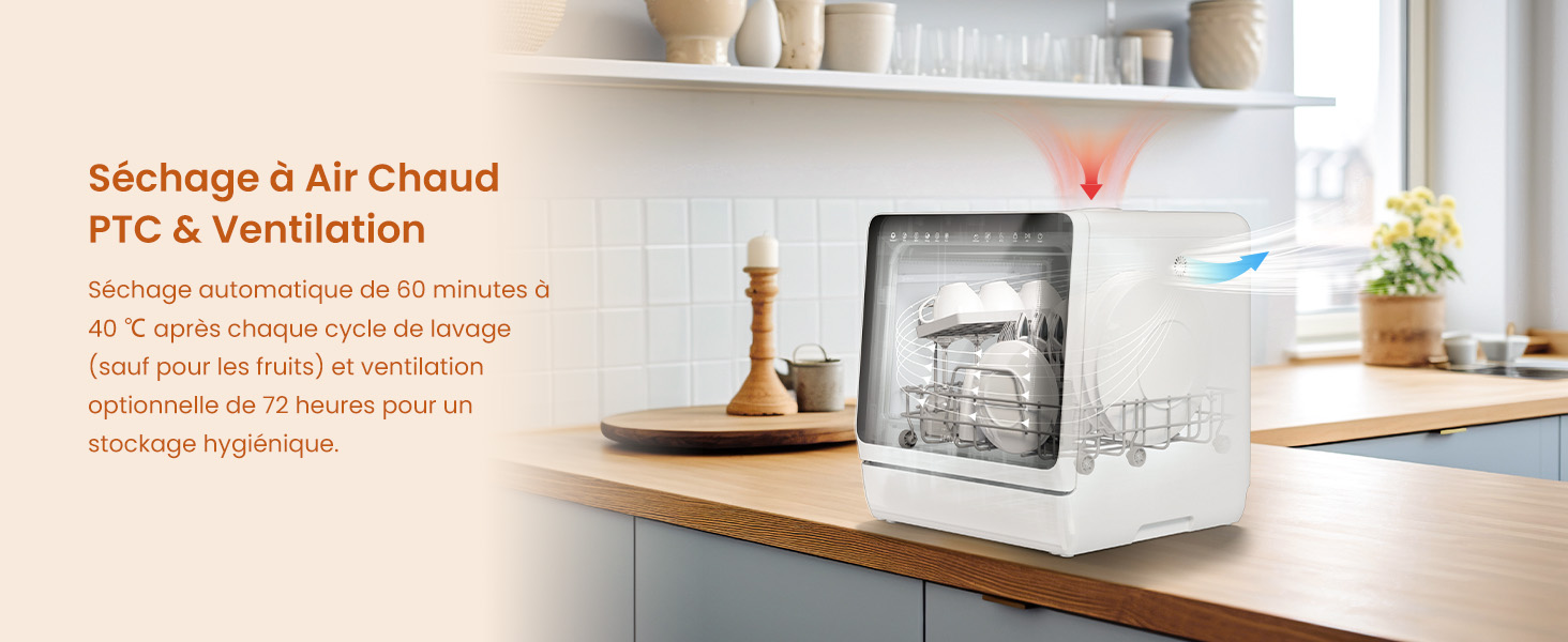 Lave-vaisselle de comptoir compact dans une cuisine. Dispose d'un séchage à air chaud, d'un chauffage PTC et d'une ventilation. Cycle de séchage automatique de 50 minutes à 60 °C. Ustensiles en bois et plantes visibles