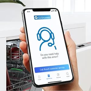 Captures d'écran de l'interface de l'application mobile montrant une icône de robot bleue et une interface de discussion, affichées sur les écrans des smartphones avec différents états de conversation.