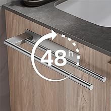 une vanité de salle de bain avec lavabo et porte-serviettes avec une horloge sur le côté.