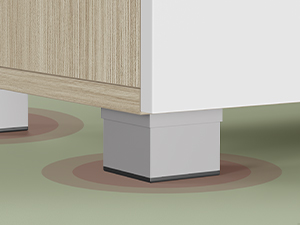 Gros plan d'un pied ou d'une base de meuble avec un rembourrage protecteur en dessous, illustré sur un sol vert