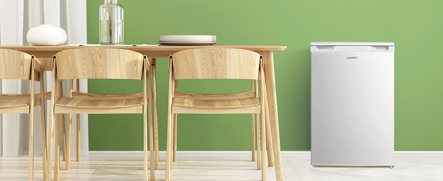 Plusieurs images de meubles en bois clair au design minimaliste, montrant des chaises et des tables dans un décor intérieur lumineux.