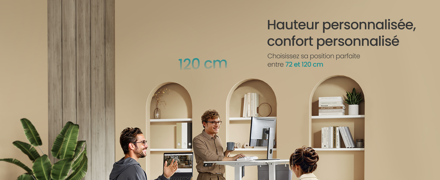 Espace de bureau moderne avec étagères encastrées cintrées mesurant 120 cm de hauteur. Plusieurs postes de travail visibles avec des personnes à leur bureau