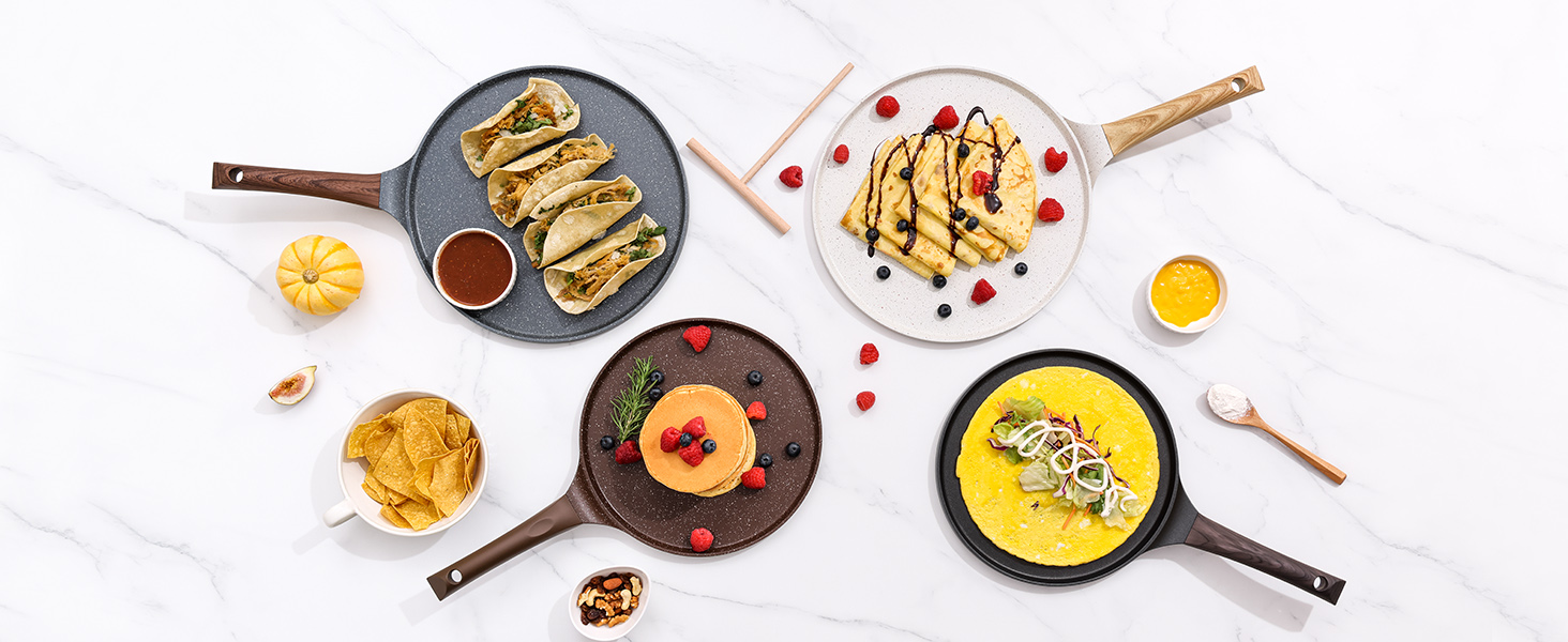Vue aérienne de divers plats sur une surface blanche : raviolis, crêpes aux fruits rouges, soupe jaune, dessert aux pêches et croustilles de maïs. Comprend des petits bols avec des sauces et des garnitures.