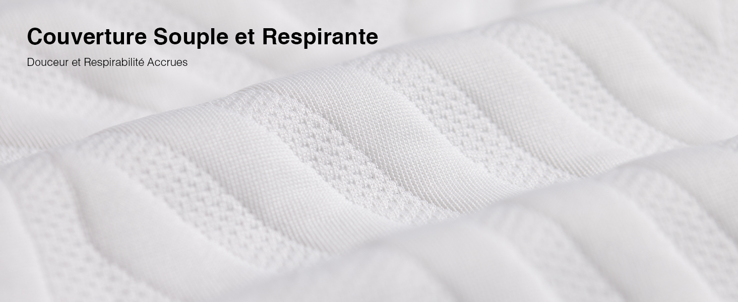Le texte indique « Couverture souple et respirante ». Gros plan d'un tissu texturé blanc montrant un motif matelassé ou tissé détaillé.