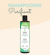 Flacon en verre vert contenant du shampoing purifiant avec étiquette blanche et bouchon noir, avec le texte « SHAMPOOING Purifiant » sur fond pêche.