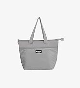 Plusieurs vues d'un sac fourre-tout gris clair ou d'une mallette de transport présentées sous différents angles, montrant sa forme et sa capacité.