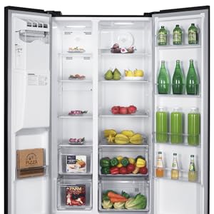 avec portes ouvertes présentant plusieurs étagères remplies de produits frais, de boissons et de produits alimentaires dans un