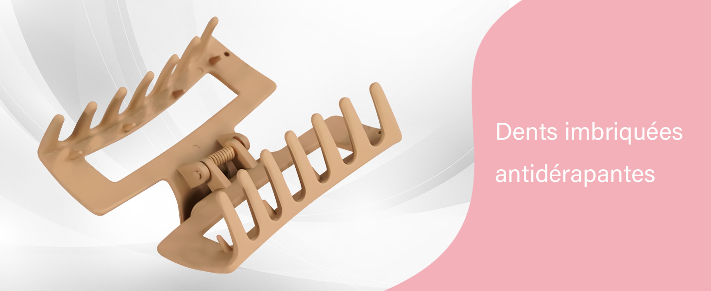 Range-chaussures ou étagère à chaussures de couleur beige avec plusieurs fentes parallèles pour le rangement des chaussures, sur fond blanc avec accent rose