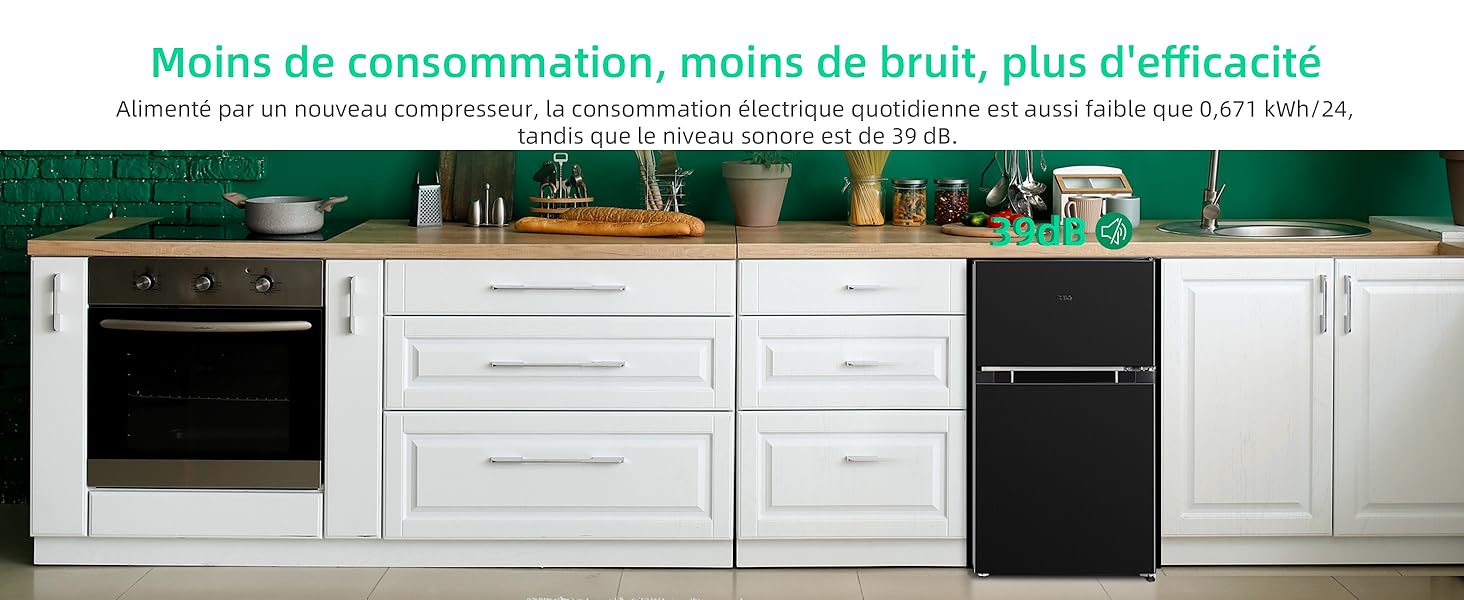 Intérieur de cuisine blanc moderne avec appareils intégrés, armoires blanches et appareils noirs, y compris un four et un lave-vaisselle.