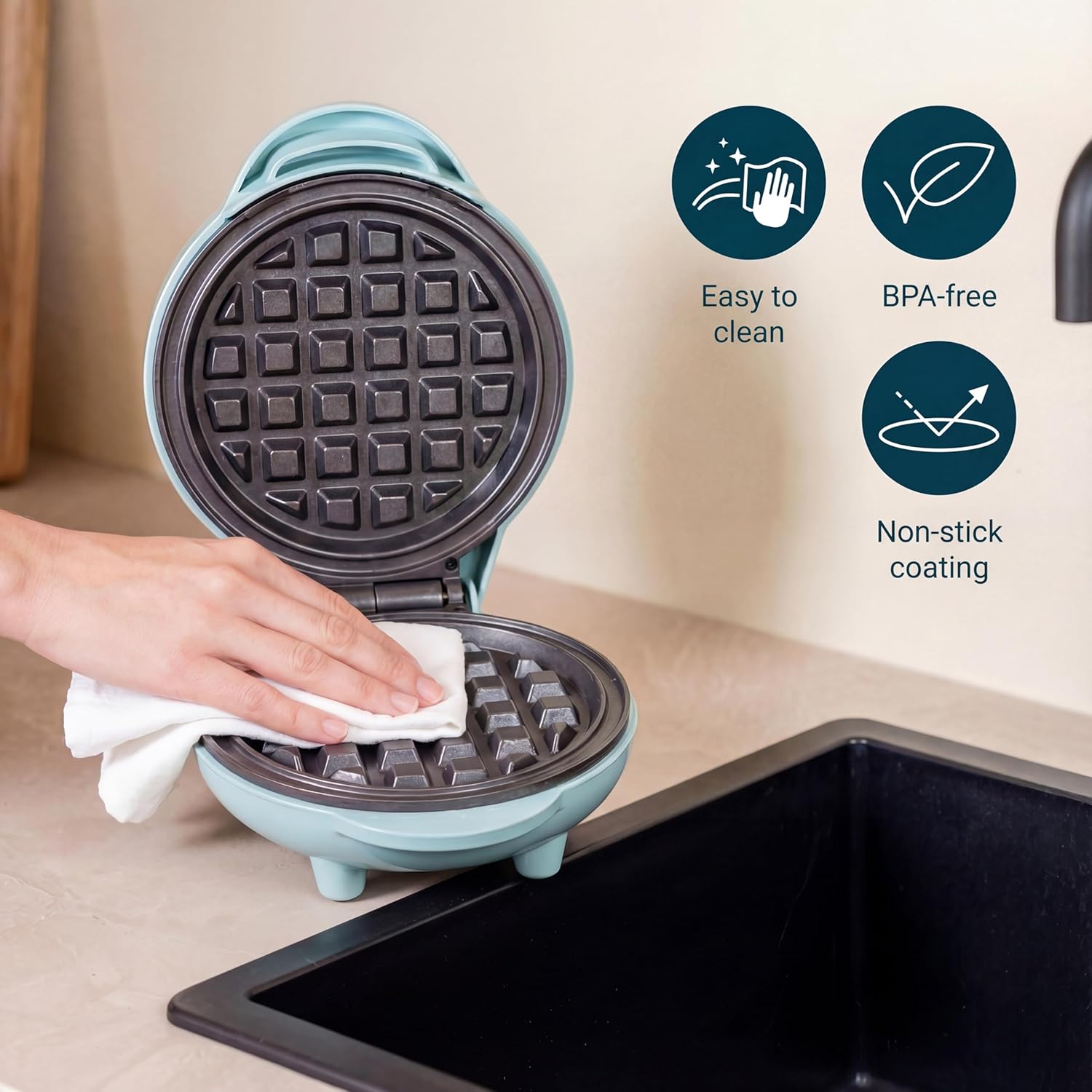 Bestron Mini gaufrier pour gaufres classiques, Petit gaufrier avec revêtement anti-adhésif, pour les anniversaires d'enfants, les fêtes de famille, Pâques ou Noël, Design: rétro, Couleur: menthe