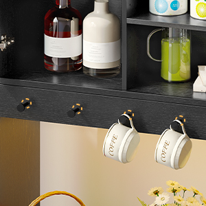 Étagère de rangement avec bouteilles et contenants, avec des tasses ou des supports suspendus sous une surface en bois foncé.